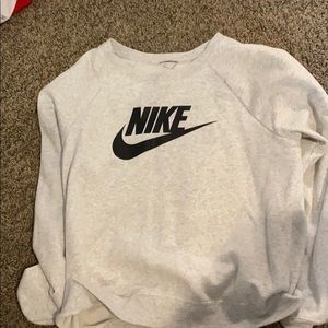 WHITE NIKE CREWNECK